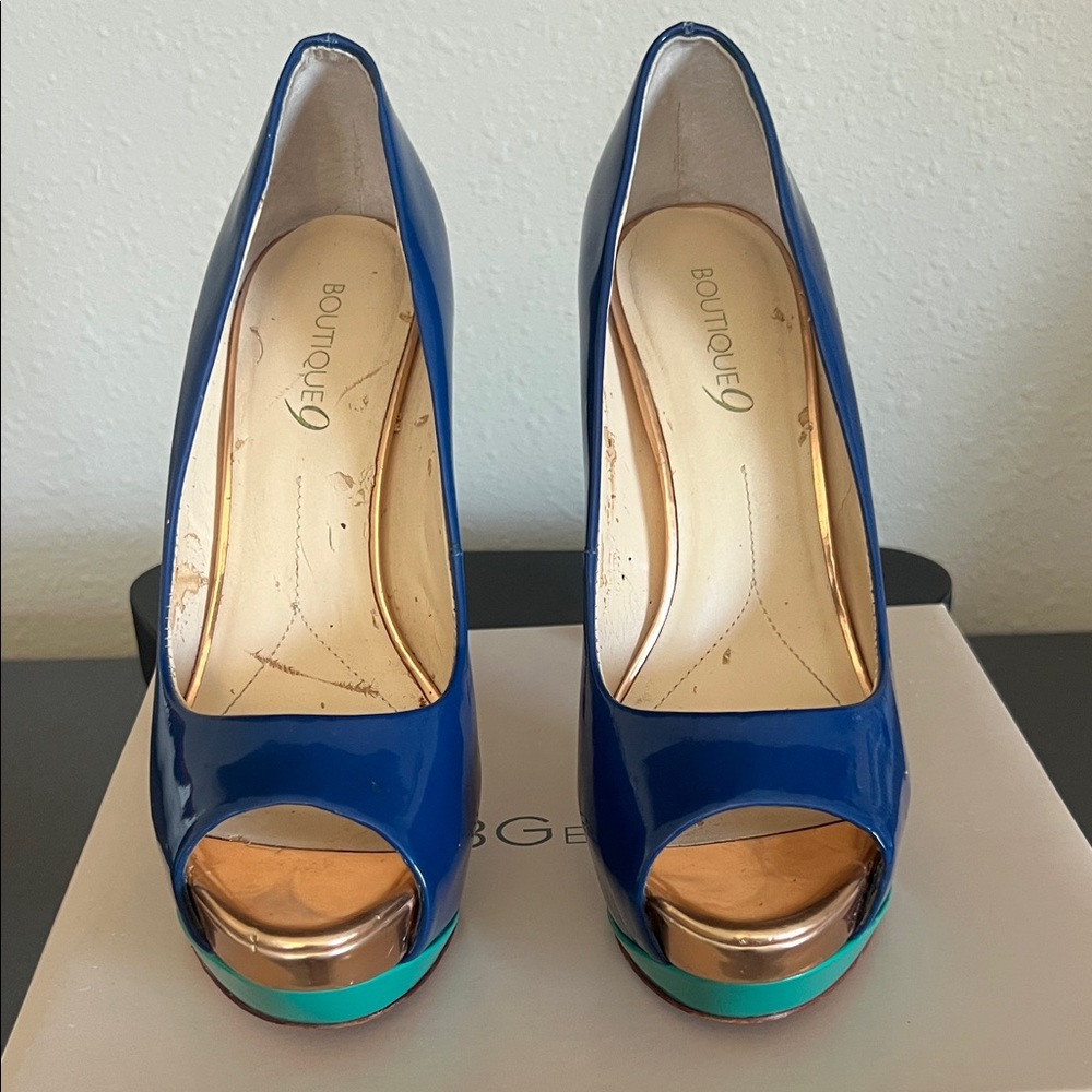 Boutique 9 Vibrant Blue and Gold Peep Toe Heels